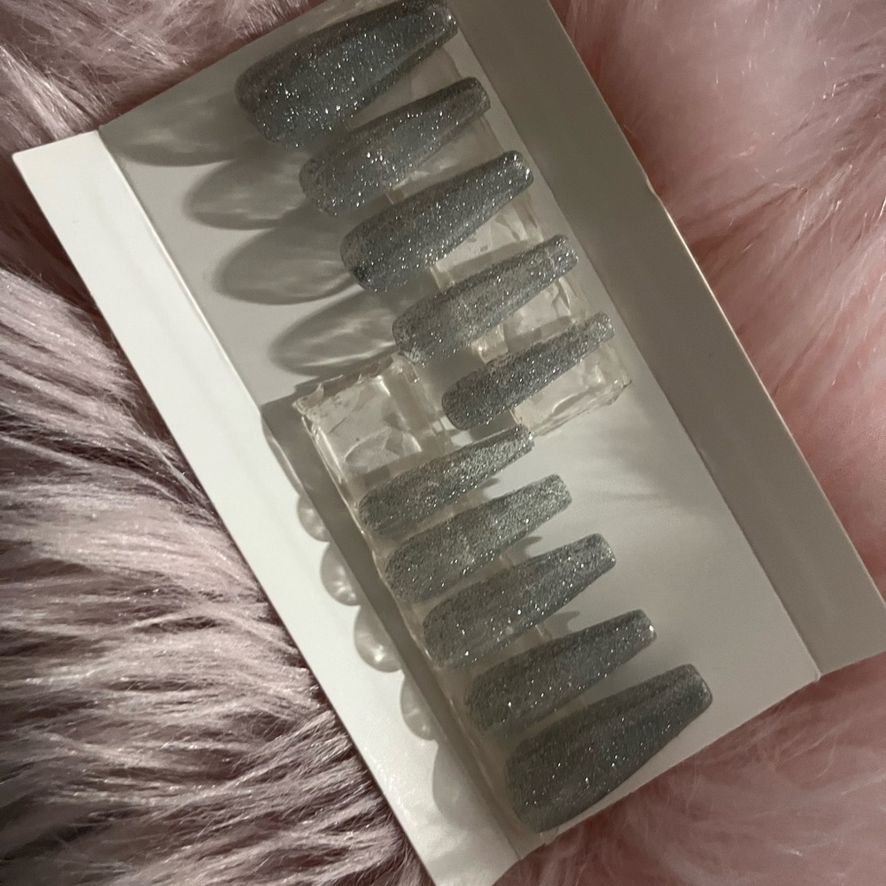 Press on nails